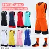 Venta al por mayor de uniformes de baloncesto para fabricantes en stock impresión más número estudiantes de primaria secundaria universidad secado rápido transpirables uniformes de entrenamiento de baloncesto