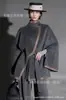Elegante Casaco de Pele de Carneiro Estilo Hepburn com Cadarços, Bordas de Miçangas Costuradas à Mão, Design de Lapela e Peça de Lã Exclusiva tipo Capa para Mulheres