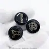 Botones Metálicos Delgados en Forma de I Procesados en Quanzhou, Logo Hueco Tridimensional hacia Arriba, Botones de Etiqueta Metálica de Níquel a la Moda