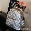 Mochila de tela de plumón ligera y moderna estilo coreano bolsa de viaje de nicho para mujer 2023 nueva estilo occidental todo-partido bolsa para el día a día