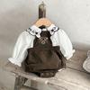 Ins Primavera & Outono Bebês e Crianças Pequenas Bebê Menina Bordado Camisa de Lapela Pequena Top Calças com Suspensório e Bolsa Conjunto de Duas Peças