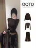 Top base color café marrón para mujer, camiseta de manga larga versátil otoño slim-fit intelectual chic, top minimalista estilo coreano para usar en capas