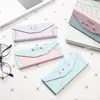 Fabricantes de cajas de gafas plegables triangulares portátiles personalizadas al por mayor para estudiantes hombres y mujeres, estilo coreano pequeño, fresco, lindo, personalidad creativa