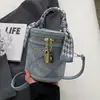 2025 Bolso Cruzado Versátil Bolso de Mano para Mujer Bolso Cubo Versátil de Moda Bolso de Hombro de Moda con Colgante Lindo