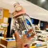 Vaso de vidrio de gran capacidad, resistente al calor y a las caídas, con un infusor incorporado para separar las hojas de té del agua, y una pajilla para beber fácilmente sobre la marcha
