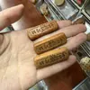 Talla de madera de durazno natural, diseño de "riqueza instantánea", disponible en varios estilos, forma rectangular con dos agujeros, adecuado para collares y llaveros DIY