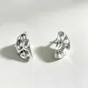 Pendientes geométricos irregulares retro europeos y americanos, pendientes exagerados irregulares en forma de corazón en espiral, pendientes de botón versátiles de moda en stock
