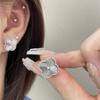Pendientes de trébol de cuatro hojas cortados con láser, aguja de plata S925, flor de la suerte clásica, pendientes de moda de lujo ligeros y texturizados para mujer.