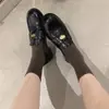 Mocasines de cuero vintage para mujer con suelas gruesas, diseño elegante con pequeñas monedas doradas, zapatos de tacón grueso de cuero genuino estilo británico