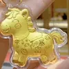 Chaveiro/Pingente de Bolsa Shuibei Ano Novo do Cavalo Ouro Puro Paz e Alegria com Gato da Sorte Dourado Presente para Empresa