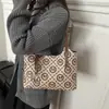 Bolso de mano nuevo de comercio exterior con estampado de rombos, un bolso de mano simple y versátil que se puede llevar debajo del brazo, un bolso tote práctico y elegante para ir al trabajo, diseñado para mujeres