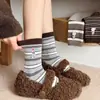 Calcetines Bordados de Oso Polar Imitación Cachemir para Mujer, Rayas en Contraste, Estilo Retro Japonés de Media Pantorrilla, Calcetines de Caña Alta Cálidos y Versátiles para Mujer