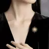 Broche de Girasol Elegante de Gama Alta Estilo 2026 con Adornos Completos de Diamante y Perla, Broche Versátil para Traje