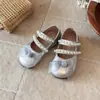 Zapatos de piel para niña, nuevo modelo primavera-verano, malla perla velcro punta redonda cómodos zapatos de vestir, color sólido blanco plateado elegantes zapatos de princesa