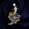 Broche de Pez Dorado Esmaltado con Perla de Agua Dulce, Accesorio de Ropa de Lujo Ligero y Elegante