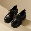 Mocassins plataforma estilo britânico para mulheres, coleção outono 2026, design com contas, saltos grossos, efeito emagrecedor, versátil, sapatos femininos que aumentam a altura