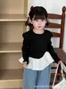Top de retazos de imitación de dos piezas para niña, colección otoño 2026, camiseta de cuello redondo con bloques de color blanco y negro y base con volantes para niños pequeños y medianos