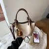 Bolso de gamuza para mujer, nuevo y moderno estilo retro de otoño 2026, adecuado para ir al trabajo, bolso de hombro, bolso cruzado, bolso tipo cubo