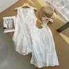 Vestido Branco Francês com Decote V, Bordado Ondulado, Sem Mangas 13008