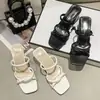 Sandalias de verano para mujer, nuevo estilo 2026, modernas y versátiles, con tacones gruesos, una estética de cuento de hadas y un diseño retro francés