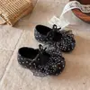 Sapatos pequenos de couro com cadarço para crianças, nova coleção primavera 2026, estilo coreano, sapatos de princesa da moda para meninas, bico fino, bolinhas, laço, modernos