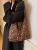Bolso de Leopardo Súper Caliente para Suegra Bolso Tote de Moda de Gran Capacidad Nuevo Bolso de Hombro de Moda Otoño e Invierno 2025 para Mujer