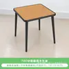 Conjunto Personalizado de Mesa e Quatro Cadeiras com Estrutura Simples de Liga de Alumínio Preta e Madeira Plástica na Cor Teak para Uso Externo em Cafés