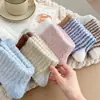 Nuevos Calcetines de Coral con Rayas de Media Pantorrilla Otoño/Invierno Engrosados Calientes para el Piso Ropa Sencilla para el Hogar Calcetines para Dormir de Mujer Cruzados