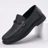 Mocassins masculinos de outono novos em pele de ovelha de primeira camada, sapatos casuais de couro genuíno, sapatos slip-on masculinos antiderrapantes para o dia a dia
