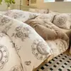 Juego de ropa de cama de cuatro piezas de terciopelo de leche engrosado clase A, sábana de cama de franela de terciopelo coral, funda de edredón, juego de tres piezas para dormitorio de estudiante, invierno