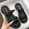 Zapatillas Suaves Brisa Nocturna para Mujer 2026 Verano Nuevos Sandalias Plateadas Estilo Francés para Playa con Tacón Grueso y Lazo