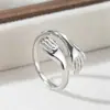 Anillo de Luz de Zirconia Incrustada en Oro Real Chapado en Cobre Transfronterizo Europeo y Americano Lujo Ligero Sensación de Alta Gama Anillo para el Dedo Joyería de Mano Versátil Fabricante Venta al por Mayor en Stock