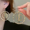 Brincos Pendentes Geométricos de Metal Estilo Retrô Francês Agulha de Prata, Brincos de Luxo Leve de Alta Qualidade com Senso de Design, Acessórios de Orelha de Nicho para Atacado