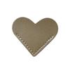 Los fabricantes suministran una gran cantidad de marcapáginas adhesivos de cuero con forma de corazón para regalar a amigos.