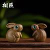 Lindo y lindo conejo de jade de madera de sándalo verde, hecho a mano, lleno de bendiciones, tallado en madera, llavero para teléfono móvil, colgante, animal, accesorios del año