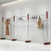 Estante de Exhibición para Tienda de Ropa Estante Isla de Acero Inoxidable Ropa de Mujer de Pie Estante Brillante de Madera de Nogal Perchero Accesorios de Exhibición para Ropa
