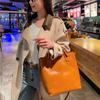 Bolso de piel de vaca curtida vegetal, bolso de moda, bolso tipo cubo de gran capacidad, bolso bandolera de alta gama para mujer para otoño e invierno