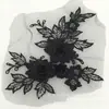 Peça floral de renda bordada com flor tridimensional de 16 cores