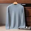 Suéter 100% caxemira pura para homens, espessado com um padrão trançado, apresentando gola alta discreta, adequado para uso business casual como uma camada base de malha.