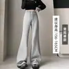 Calça atlética feminina estilo americano, fluida, elástica, de cintura alta, levemente flare, coleção outono 2026, casual, slim-fit e que valoriza a silhueta.