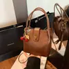 Bolsas Transfronteiriças para Mulheres 2025 Novo Outono e Inverno High-End Retro Luxo Leve Bolsas de Mão Versáteis para Trabalho e Deslocamento Bolsas Transversais