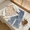 Conjunto de Chaleco de Punto con Lazo, Camisa de Encaje Patchwork con Borde Deshilachado y Pantalones Acampanados de Mezclilla para Niñas Europeas y Americanas Primavera Otoño Invierno