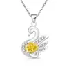 Colar Cisne com Pingente Flor de Gelo Colorida, Corte de Pedra Preciosa, Super Brilhante, Diamante de Alto Carbono, Galvanoplastia em Ouro Real, Pingente Versátil da Moda em Forma de Pera