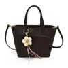 Bolso de diseño único para mujer, nuevo estilo transfronterizo 2026, bolsa de mano de alta calidad con gran capacidad, adecuado para ir al trabajo, se puede llevar en la mano, al hombro o cruzado.