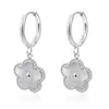 Aretes de Acero Inoxidable con Colgante de Flor de Cinco Hojas Exclusivos Transfronterizos para Mujer Modernos Versátiles Chapados en Oro de 18K Pendientes Versátiles de Alta Gama
