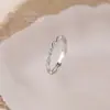 Anillo Pequeño de Diamante Retorcido para Mujer Plata de Ley S925 Simple y Versátil Anillo Mobius con Circonita Micro-Pavimentada Joyería de Lujo Accesible