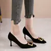Sapatos Femininos de Nicho de Luxo Estilo Francês 2026 Nova Coleção Primavera e Outono Salto Fino Bico Fino Sapatos de Trabalho com Fivela Quadrada Elegantes Saltos Altos