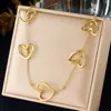 Bestseller transfronterizo europeo y americano: Juego de accesorios de corazón hueco dorado con un toque de alta gama, juego de tres piezas estilo vintage de acero inoxidable