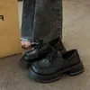 Zapatos de cuero estilo británico con suela gruesa para mujer, nuevo modelo de otoño 06, mocasines negros versátiles estilo universitario para personas menudas