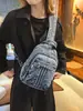 Riñonera de mezclilla retro americana para mujer, bolso bandolera de un solo hombro, mochila versátil multifuncional de nueva moda para el día a día y el trabajo